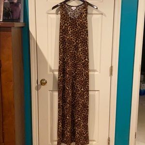 Long sleeveless leopard dress